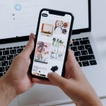 Смешные мобильные приложения на экране смартфона для поднятия настроения