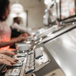 Смешная битва богов Zeus и Hades в игровом слоте